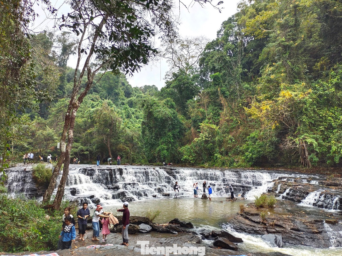 Ngoài ra, nhiều bạn trẻ, gia đình trẻ thích đi phượt để khám phá những ngọn thác hoang sơ ở Đắk Lắk. Họ tìm về trải nghiệm không gian mát lành.