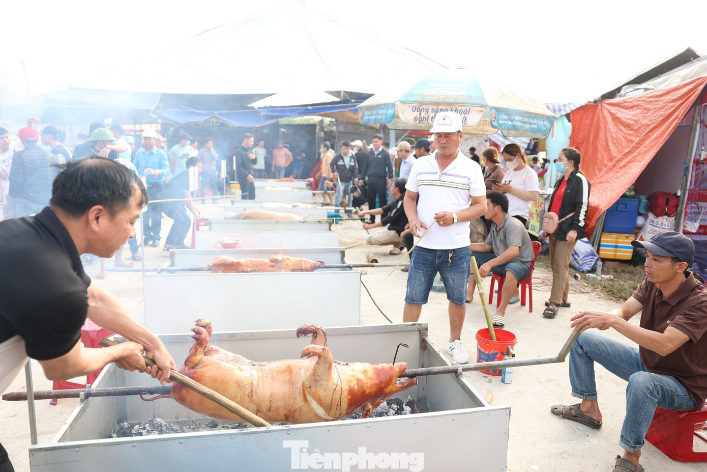 Thi ẩm thực với món heo quay tại lễ hội. Thi ẩm thực với món heo quay tại lễ hội.