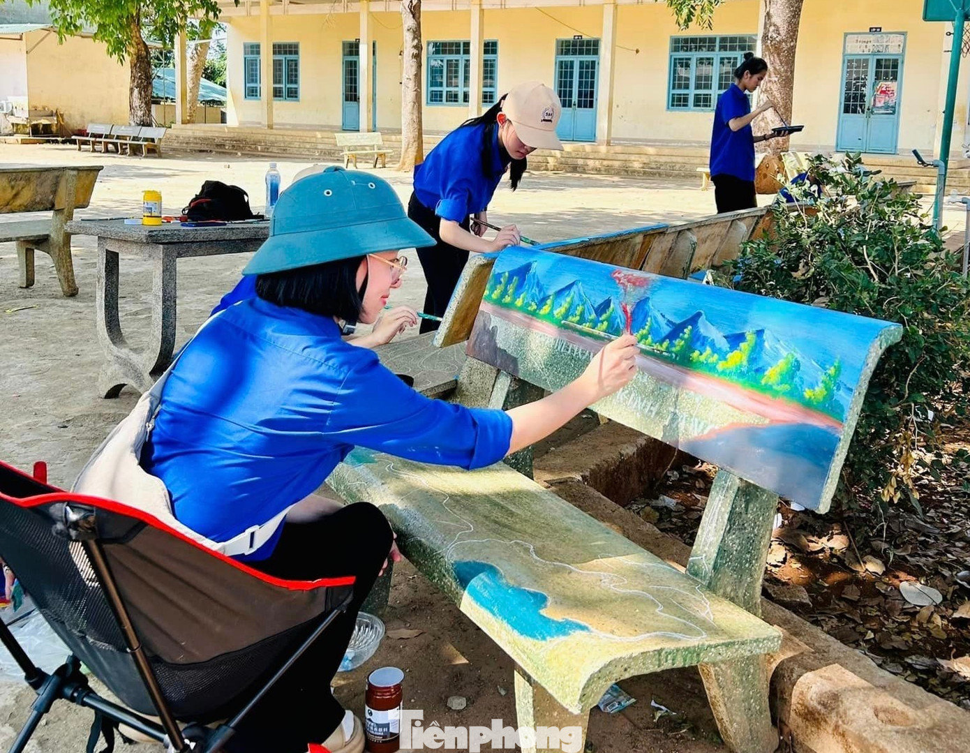 Hưởng ứng cuộc vận động “Tự hào một dải non sông”, Đoàn xã Tân Tiến (huyện Krông Pắc) thực hiện hoạt động vẽ tranh trên ghế đá tại một trường tiểu học trên địa bàn với chủ đề: Tự hào một dải non sông, biển đảo.