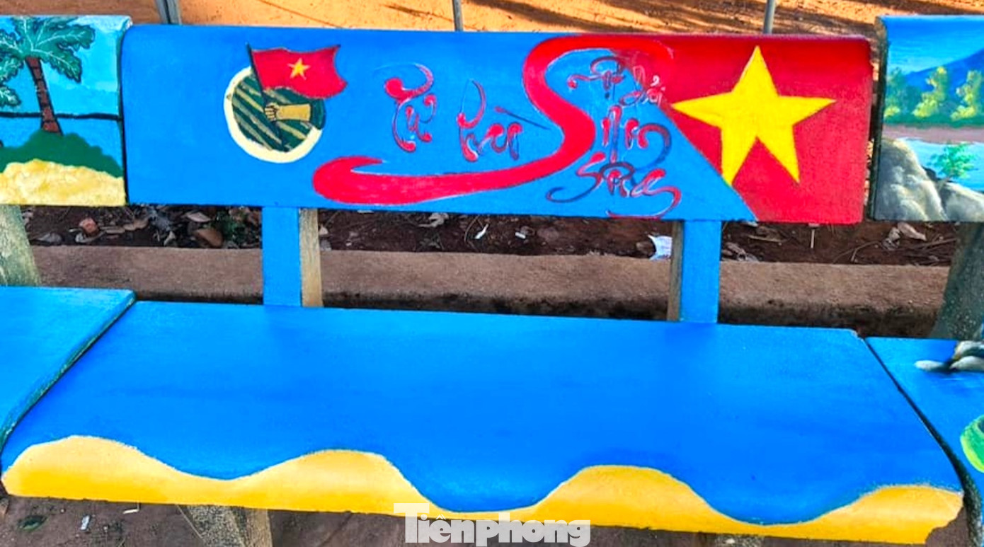 Qua bàn tay khéo léo, sáng tạo của các bạn đoàn viên, thanh niên, những chiếc ghế đá cũ trở nên đầy ấn tượng. Mỗi tấm bản đồ chính là một tình yêu to lớn với Tổ quốc mà các đoàn viên, thanh thiếu nhi muốn gửi gắm.