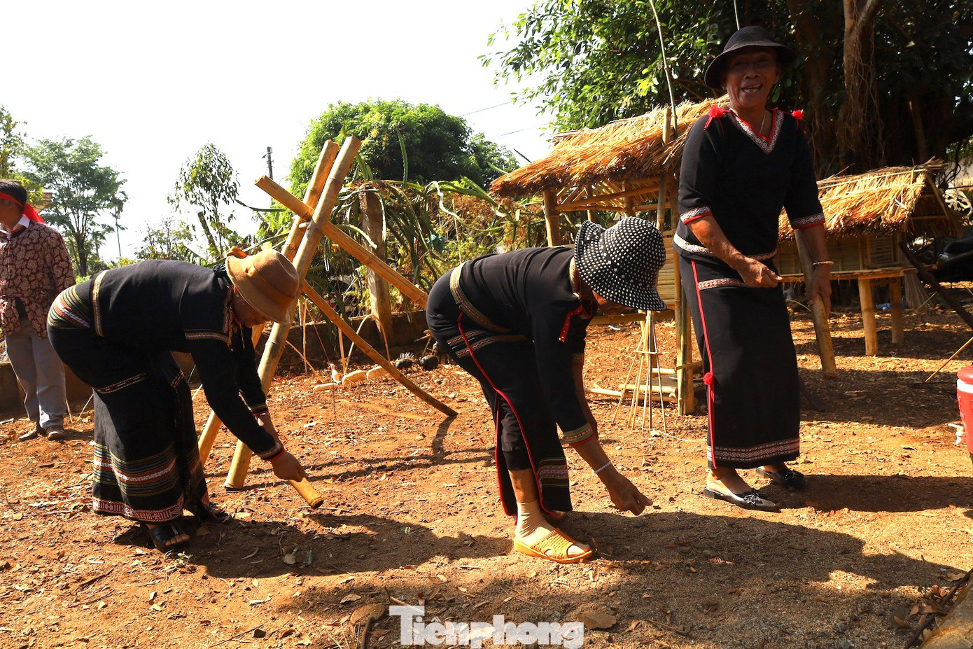 Bà con thực hiện nghi thức gieo các loại hạt lúa, hoa màu.