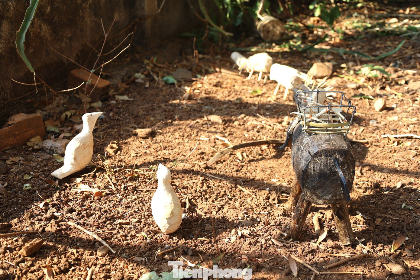 Hình ảnh các con vật tượng trưng cho thú dữ phá hoại mùa màng.