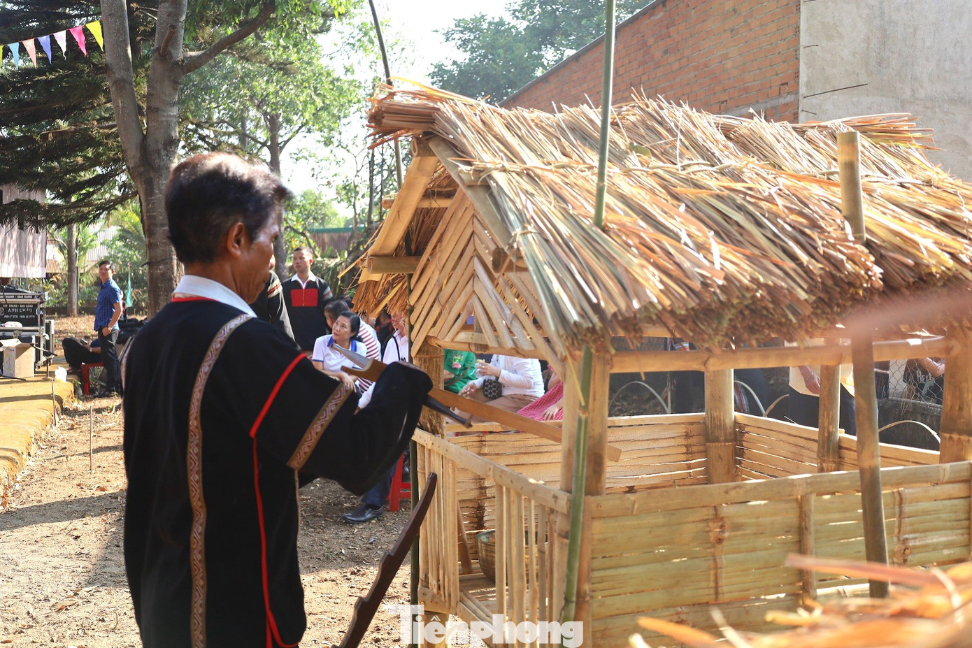 Các vật dụng được người dân chuẩn bị để làm lễ cúng cầu mưa.