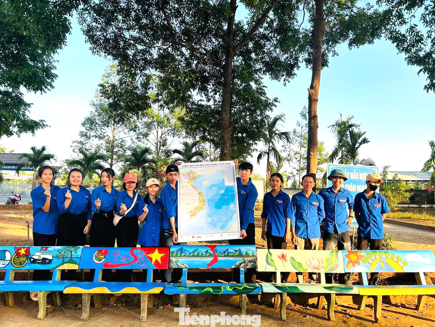 Cùng với cả nước, tuổi trẻ Đắk Lắk đã tích cực hưởng ứng, lan tỏa cuộc vận động “Tự hào một dải non sông” bằng các hình thức tuyên truyền mới, cách làm hay như xếp hình bản đồ Việt Nam, tham gia vẽ tranh bản đồ...