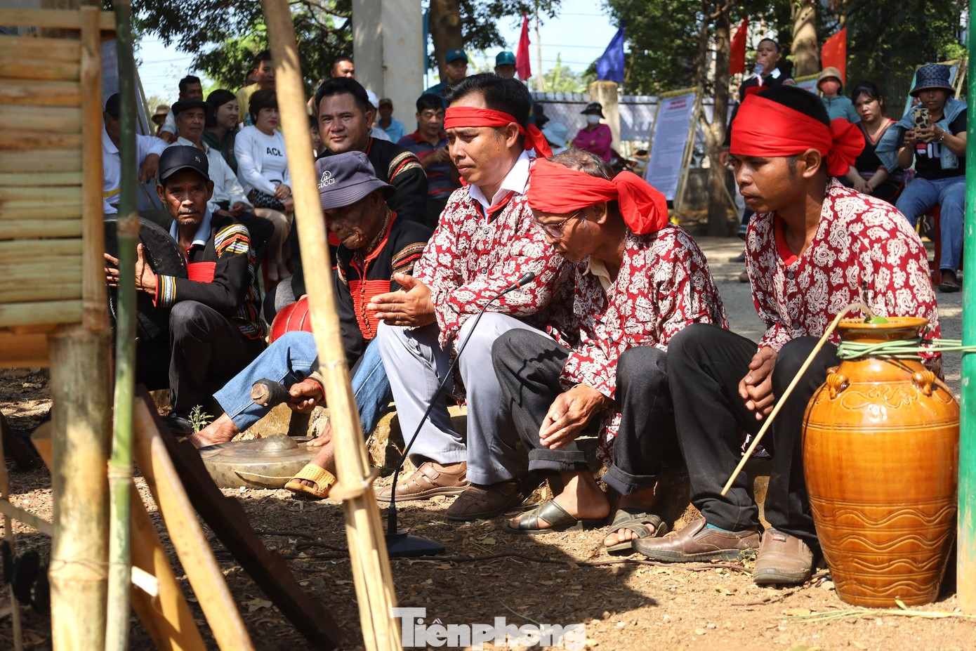 Thầy cúng khấn gọi thần linh cho mưa xuống để bà con được canh tác.