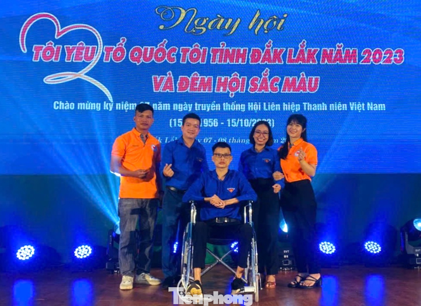 Anh Nguyễn Tài Nam (giữa) trưởng nhóm thiện nguyện Eakao - Vòng tay yêu thương