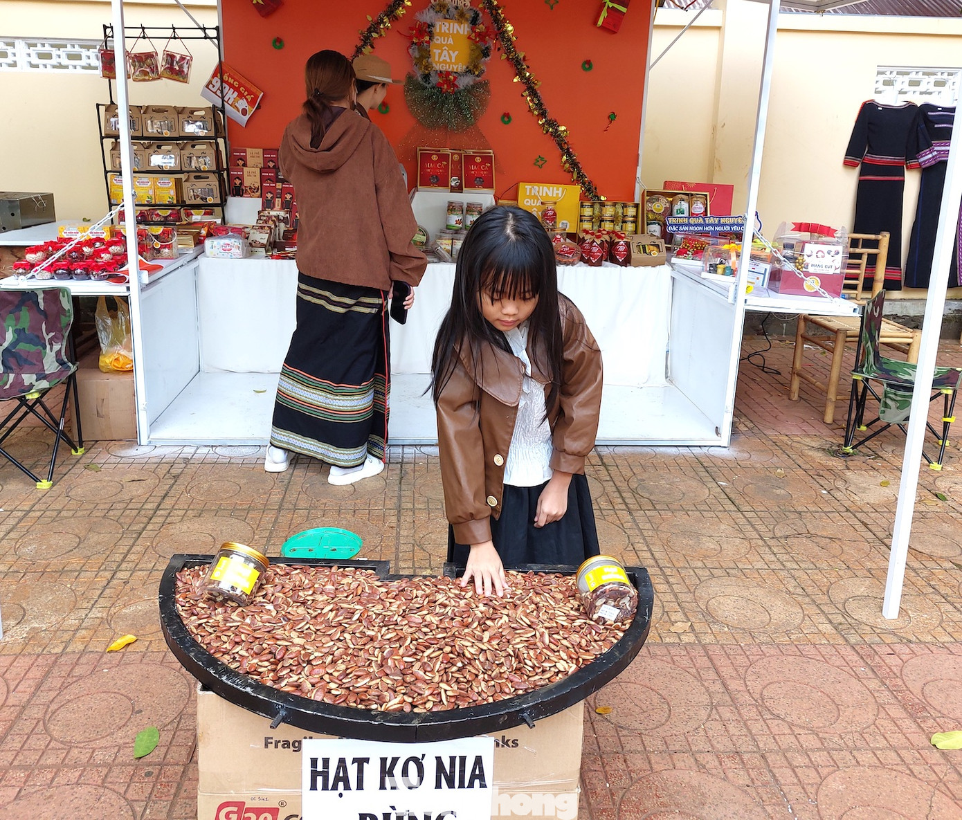 Nhiều hạt rừng đặc trưng vùng đất Tây Nguyên được bà con giới thiệu, bày bán tại chợ phiên.