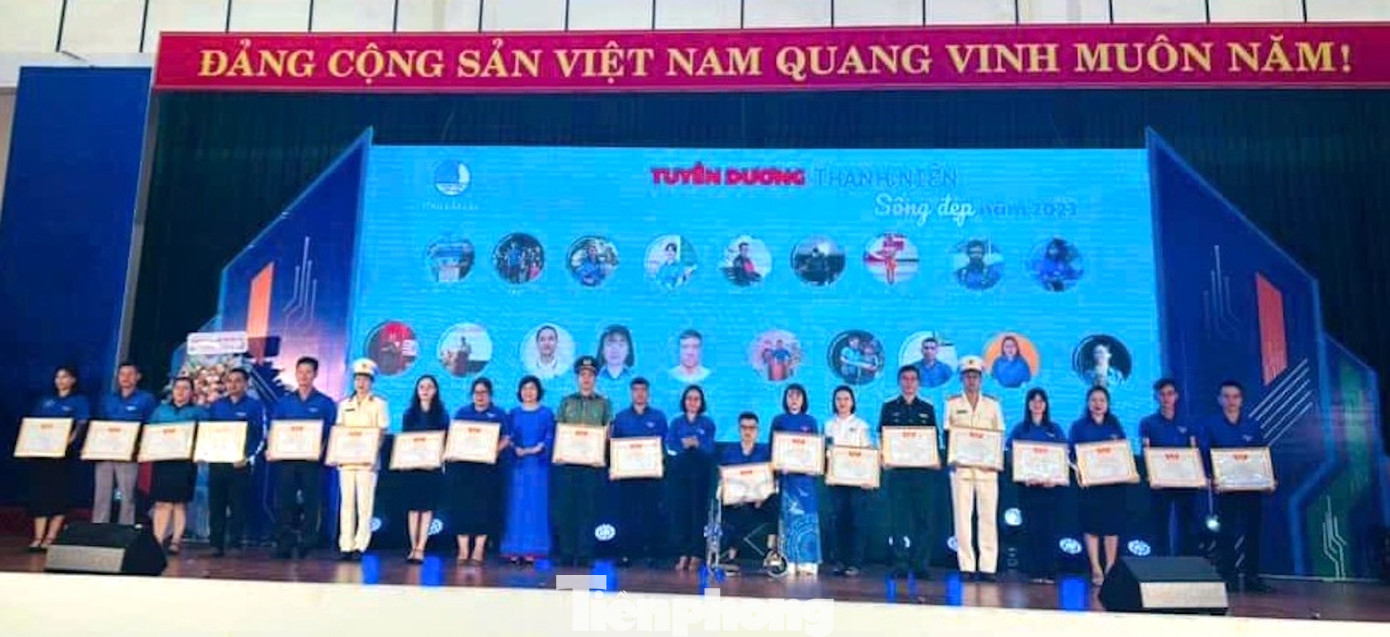 Anh Nguyễn Tài Nam được Hội LHTN tỉnh Đắk Lắk tuyên dương thanh niên sống đẹp.