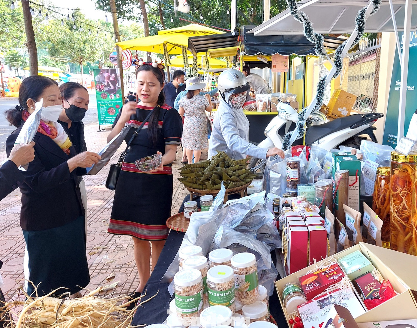 Chị Thương (phải) giới thiệu các sản phẩm truyền thống của người Giẻ Triêng.