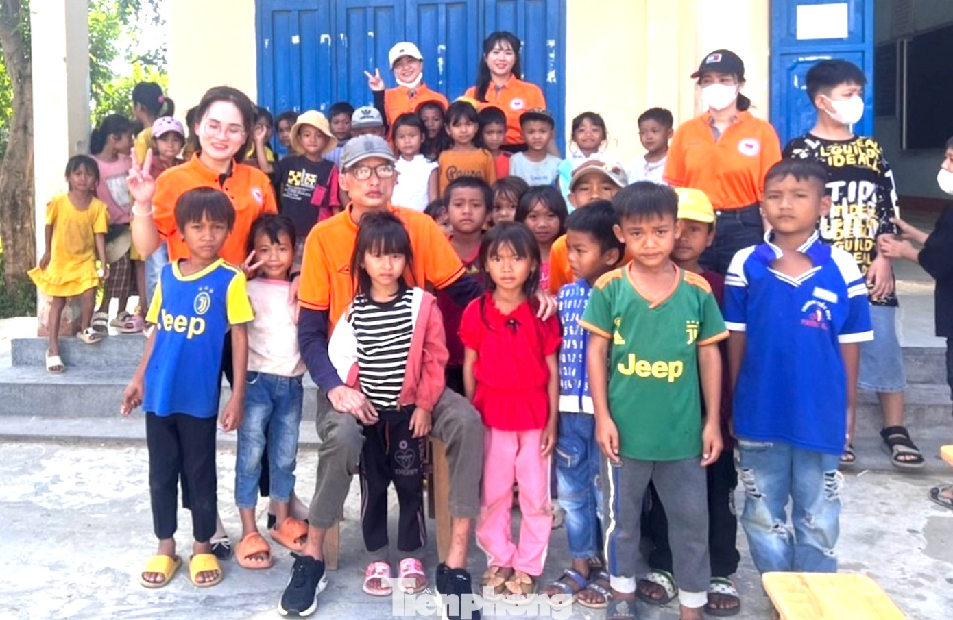 Anh Tài Nam bên những em nhỏ trong lần thiện nguyện