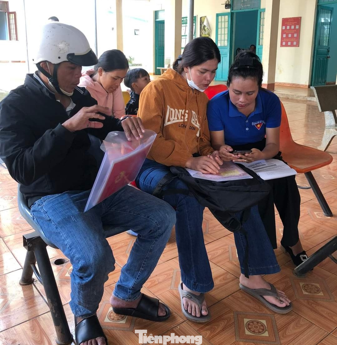 Đoàn viên, thanh niên tuyên truyền, hướng dẫn người dân về chuyển đổi số Đoàn viên, thanh niên tuyên truyền, hướng dẫn người dân về chuyển đổi số