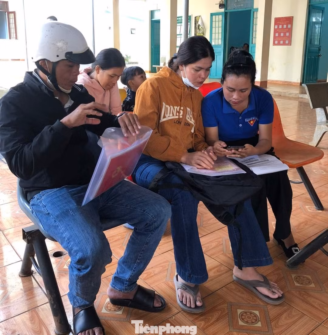 Đoàn viên, thanh niên tuyên truyền, hướng dẫn người dân về chuyển đổi số