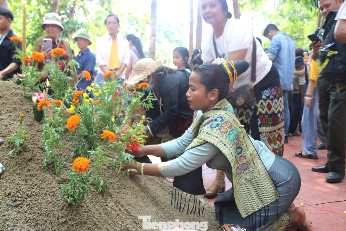 Đắp tháp cát là phong tục, tín ngưỡng lâu đời của người dân Lào. Sư thầy và bà con cùng hành Lễ đắp cát.