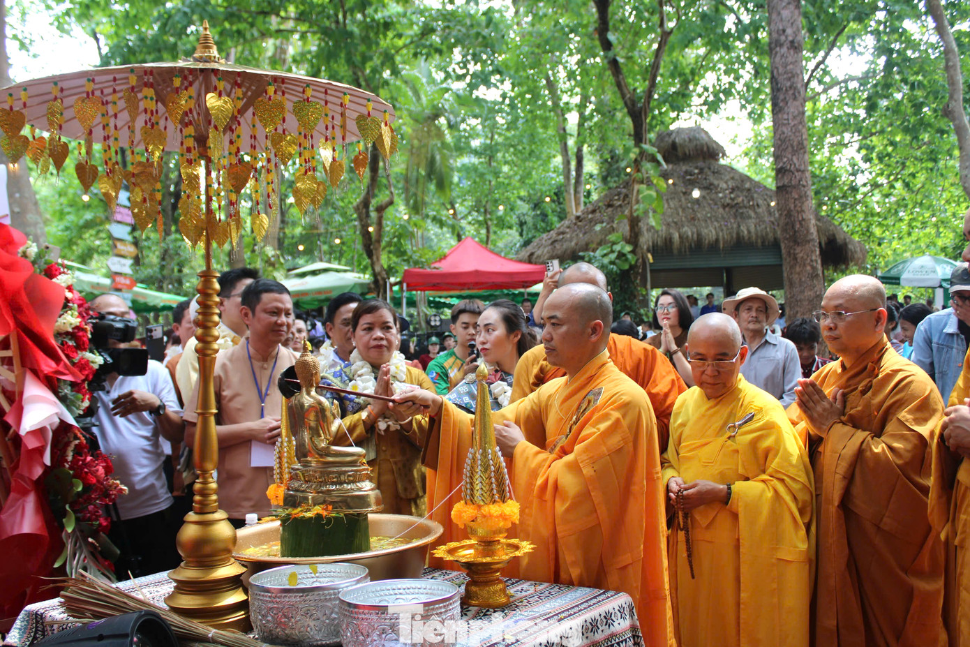 Nghi lễ đón Tết Bunpimay diễn ra nhiều hoạt động hấp dẫn: Rước nàng chúa Xuân, múa lăm vông, thả hoa đăng, tắm Phật, cột chỉ cầu may mắn, lễ tháp cát,...