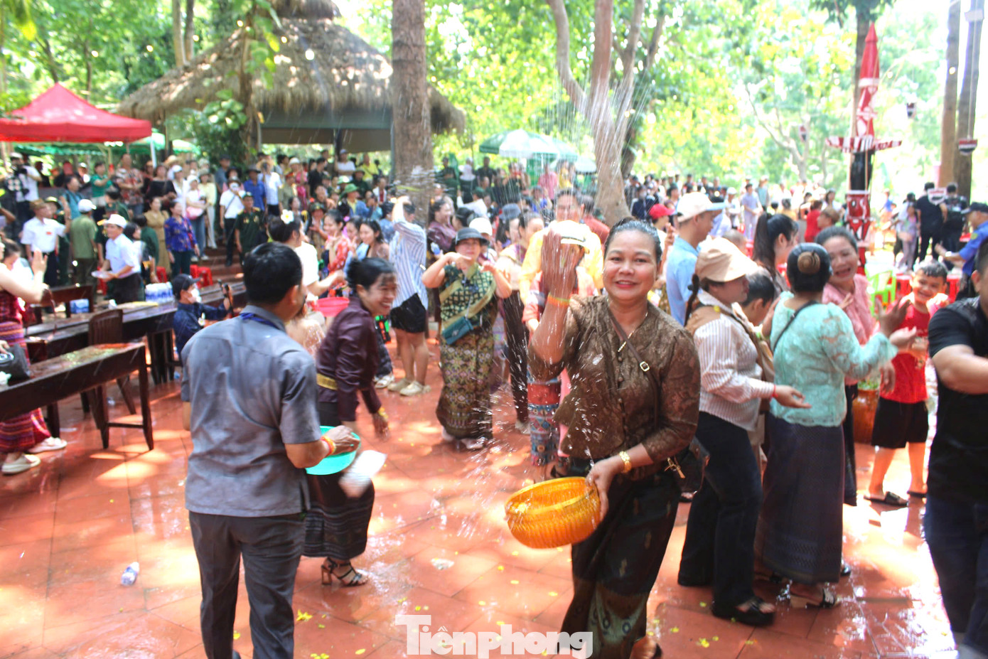 Bunpimay còn là Bun Hốt Nậm - Hội té nước của người Lào. Để tỏ lòng tôn kính, người trẻ tuổi thường té nước vào người lớn tuổi để chúc sức khỏe sống lâu và cầu thịnh vượng. Bạn bè té nước vào nhau để cầu chúc cho năm mới mọi sự tốt lành. Màn té nước vui nhộn biểu tượng của sự thanh tẩy và lời chúc may mắn.
