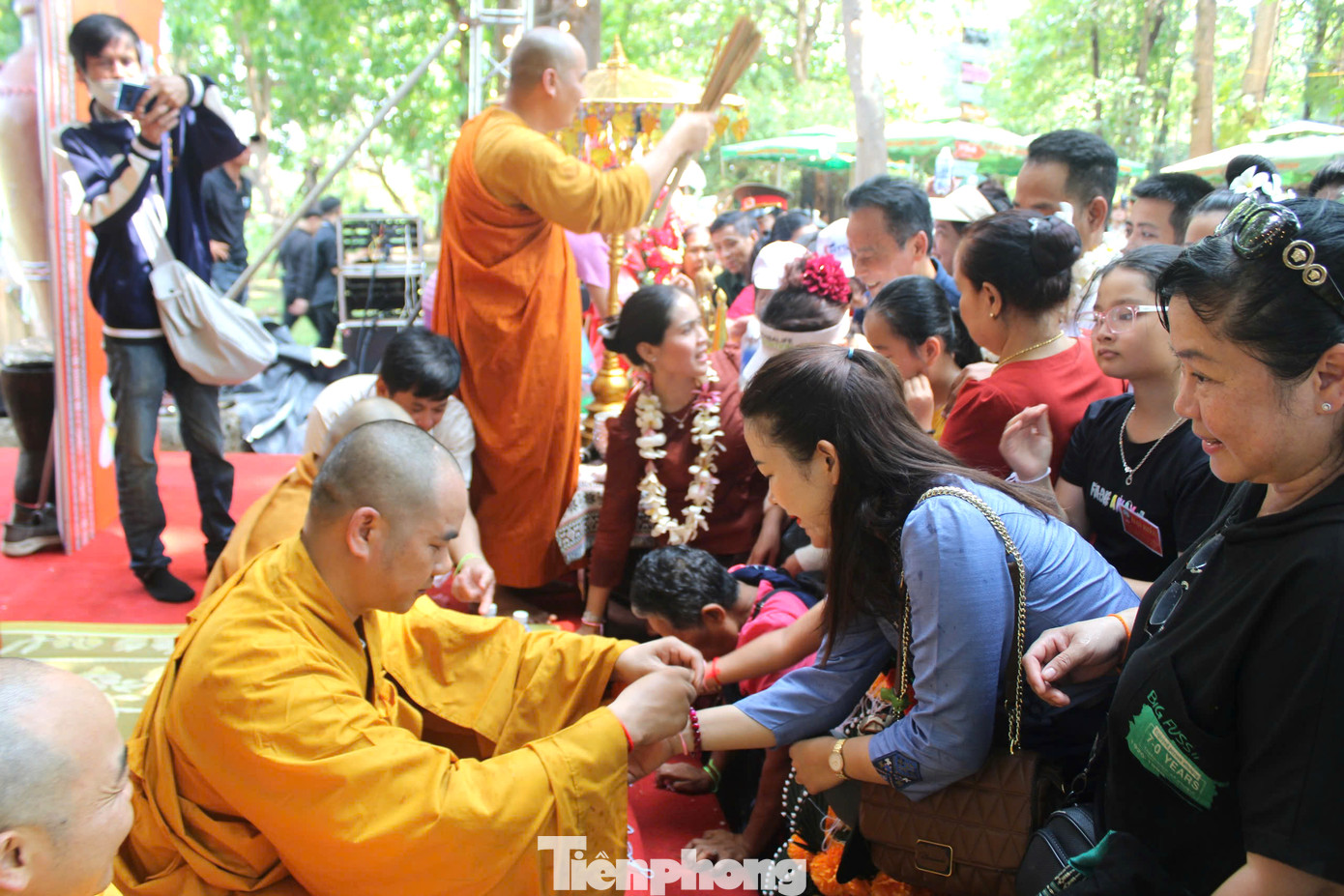 Ngày Tết Bunpimay, cột chỉ cổ tay là phong tục tập quán tâm linh gắn với đời sống của người dân Lào từ lâu đời và không thể thiếu vào dịp năm mới, để cầu chúc sức khỏe và hạnh phúc trong năm mới. Ít nhất 3 ngày sau mới được tháo chỉ khỏi cổ tay, để điều may mắn suốt cả năm.