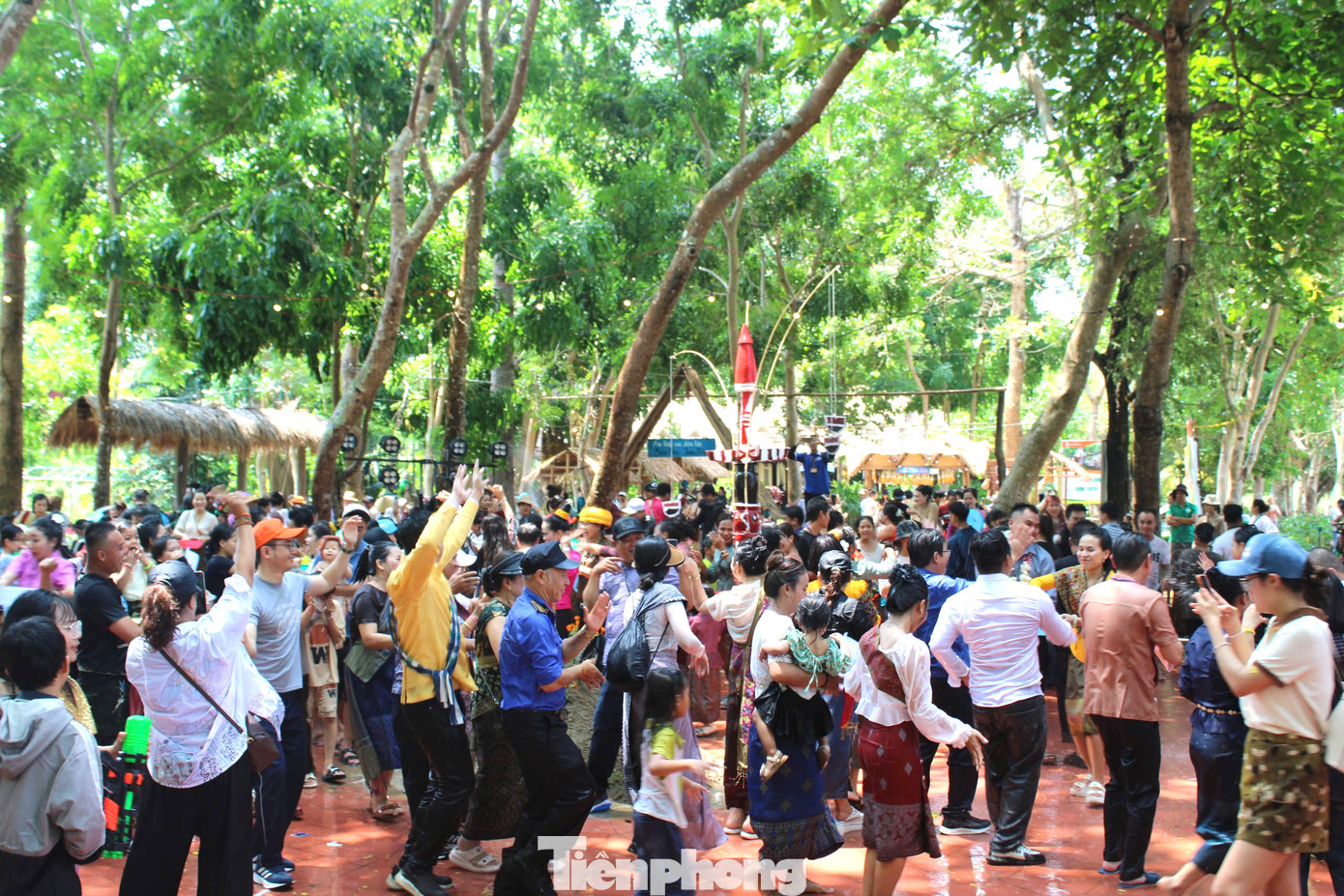 Những ngày này, người Việt gốc Lào sinh sống tại xã Krông Na hòa mình vào không khí rộn ràng dịp Tết Bunpimay - Tết Lào.