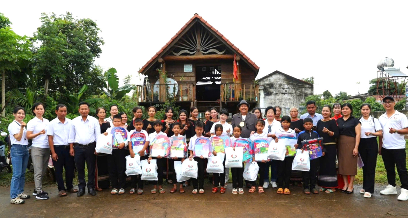 Hội Từ Tâm Đắk Lắk trao các suất quà tặng học sinh khó khăn trước thềm năm học mới Hội Từ Tâm Đắk Lắk trao các suất quà tặng học sinh khó khăn trước thềm năm học mới