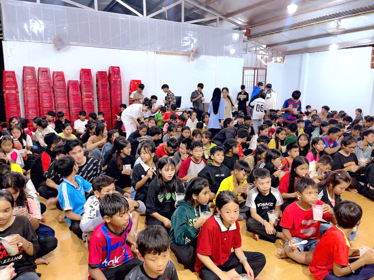 Quỹ Từ Tâm Đắk Lắk trao quà Trung thu cho các em thiếu nhi đặc biệt Quỹ Từ Tâm Đắk Lắk trao quà Trung thu cho các em thiếu nhi đặc biệt