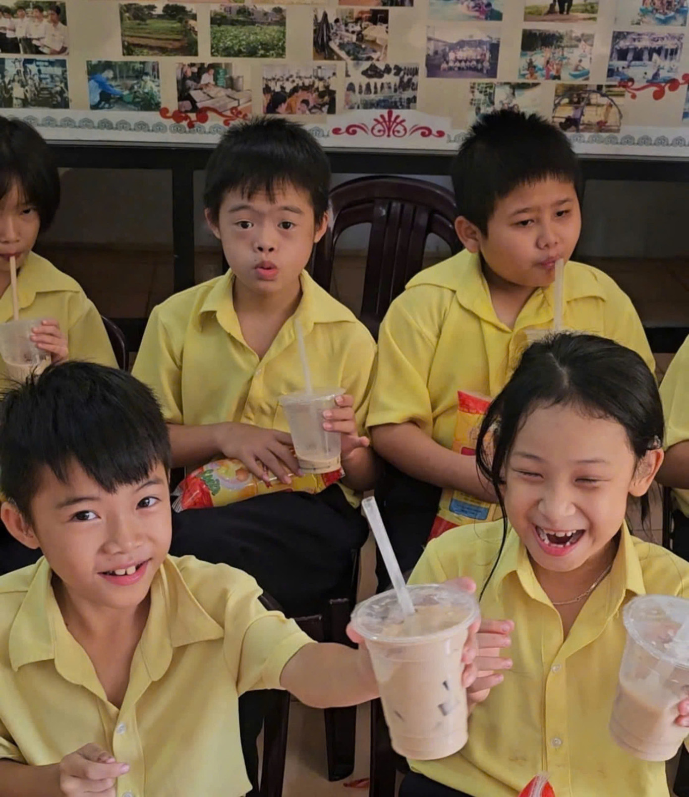 Các em thiếu nhi vui mừng khi nhận những món quà nhân dịp Trung thu Các em thiếu nhi vui mừng khi nhận những món quà nhân dịp Trung thu