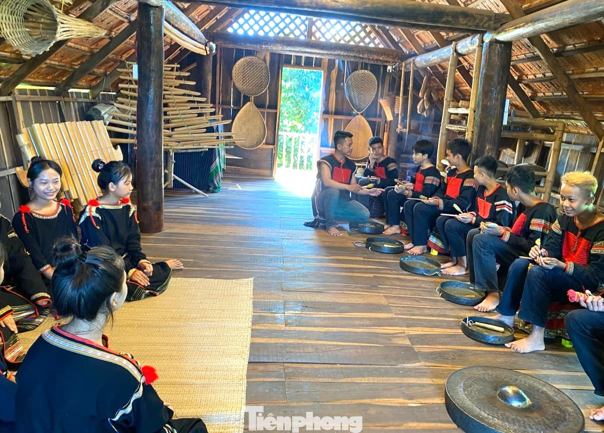 Anh Thái Quang hướng dẫn các bạn thanh thiếu niên đánh chiêng