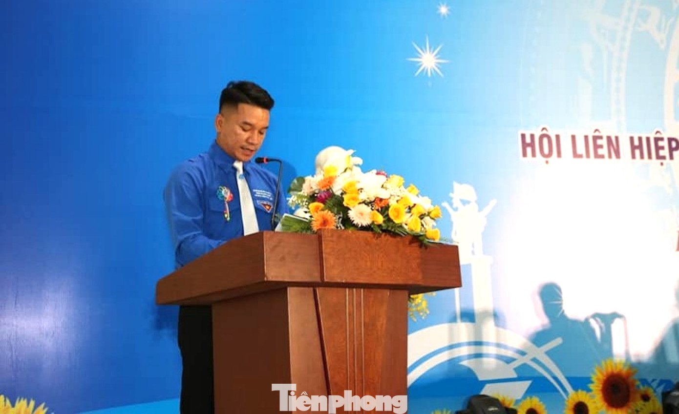 Anh Thái Quang Êban - Phó Bí thư Đoàn xã Ea Tu truyền lửa tình yêu văn hóa dân tộc.