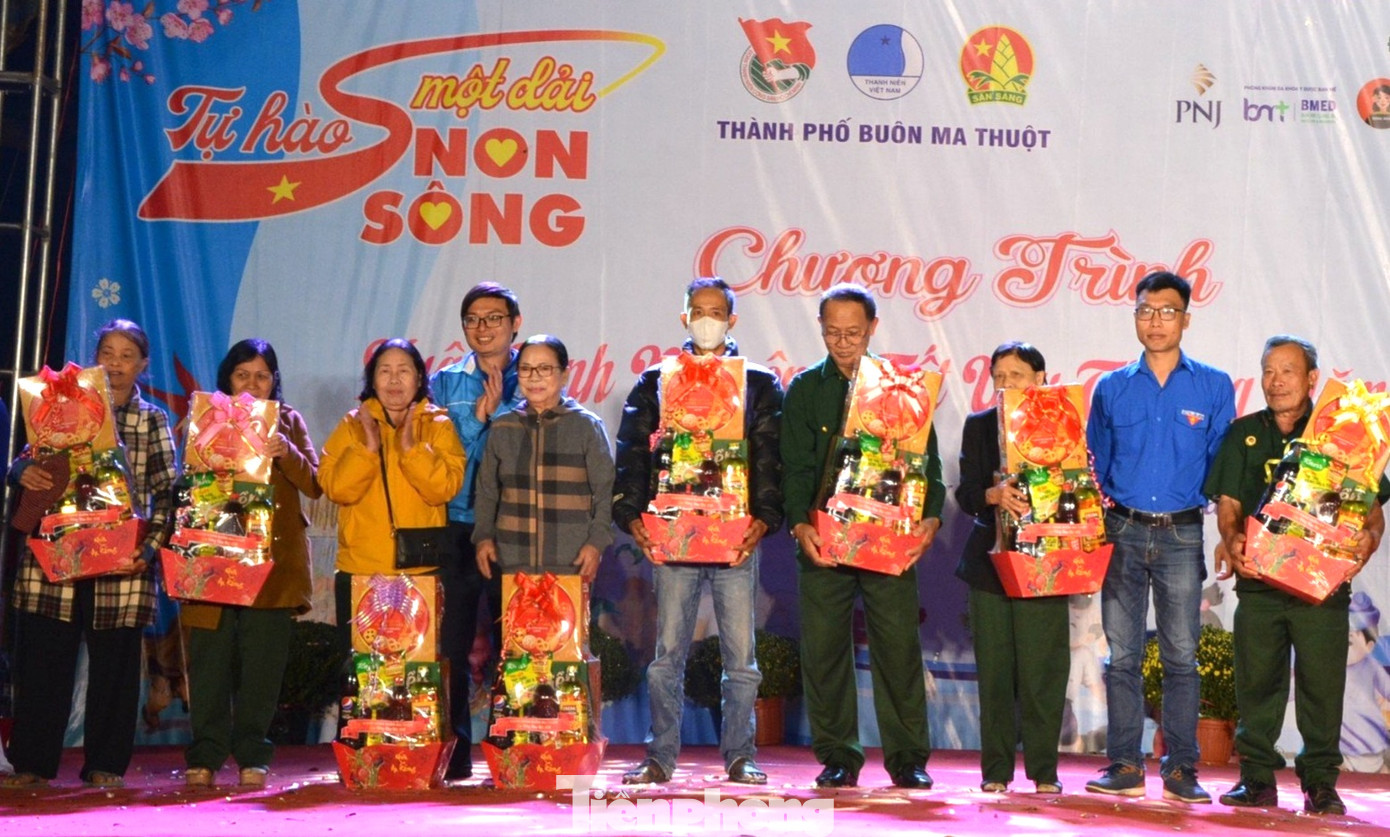 Dịp này, ban tổ chức trao 10 suất quà tặng cựu TNXP; tặng quà động viên 42 thanh niên địa phương khó khăn chuẩn bị lên đường nhập ngũ.