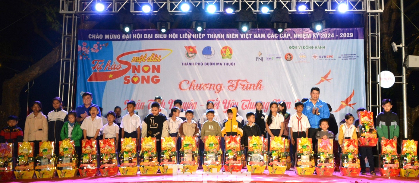 Nhân dịp Tết Nguyên đán Giáp Thìn 2024, Hội đồng Đội thành phố tổ chức trao tặng 100 suất quà và 10 chiếc xe đạp học sinh có hoàn cảnh khó khăn vươn lên trong học tập.