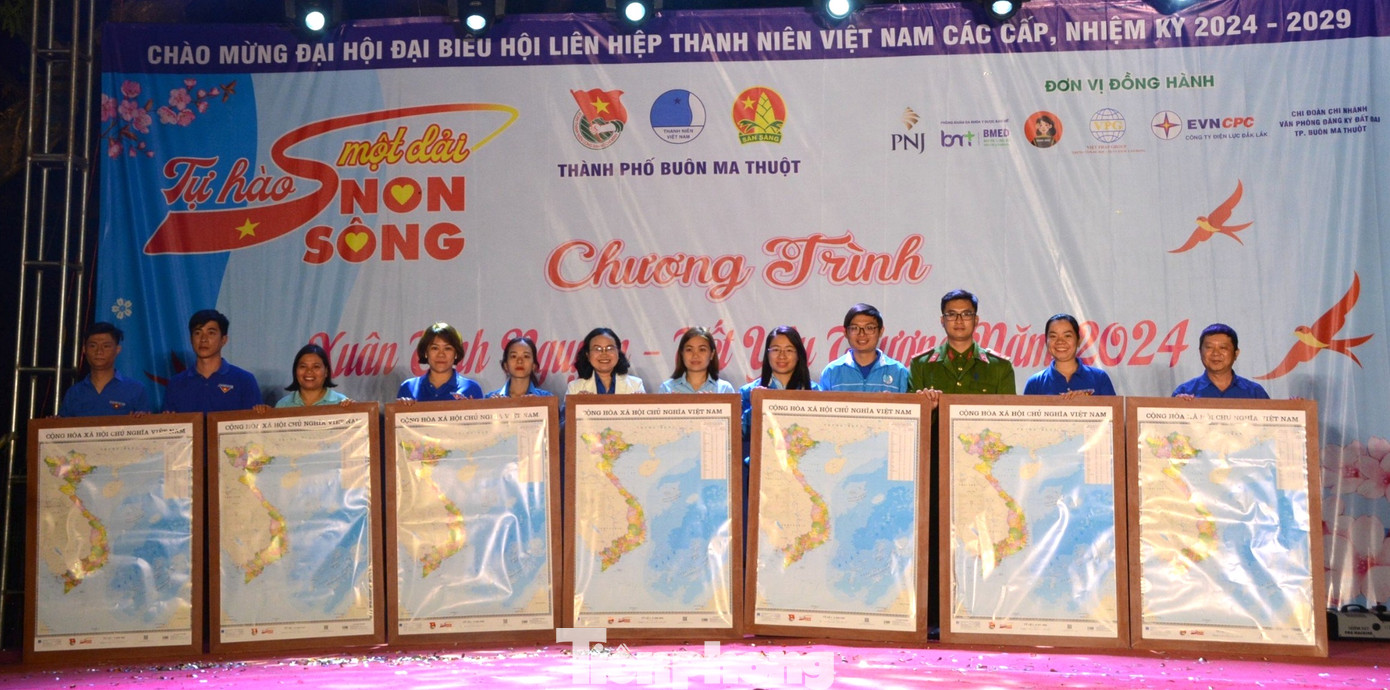 Tại chương trình, các đơn vị đã trao tặng công trình thanh niên bản đồ “Tự hào một dải non sông” cho 44 cơ sở đoàn và 81 liên đội.
