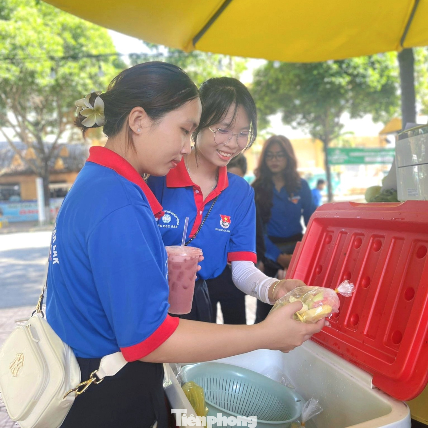 Trong suốt thời gian diễn ra trò chơi, còn có gian hàng “nhiệt đới” với nhiều loại nước ép trái cây tươi, giúp bạn thêm tinh thần để chinh phục các thử thách ngôn từ.