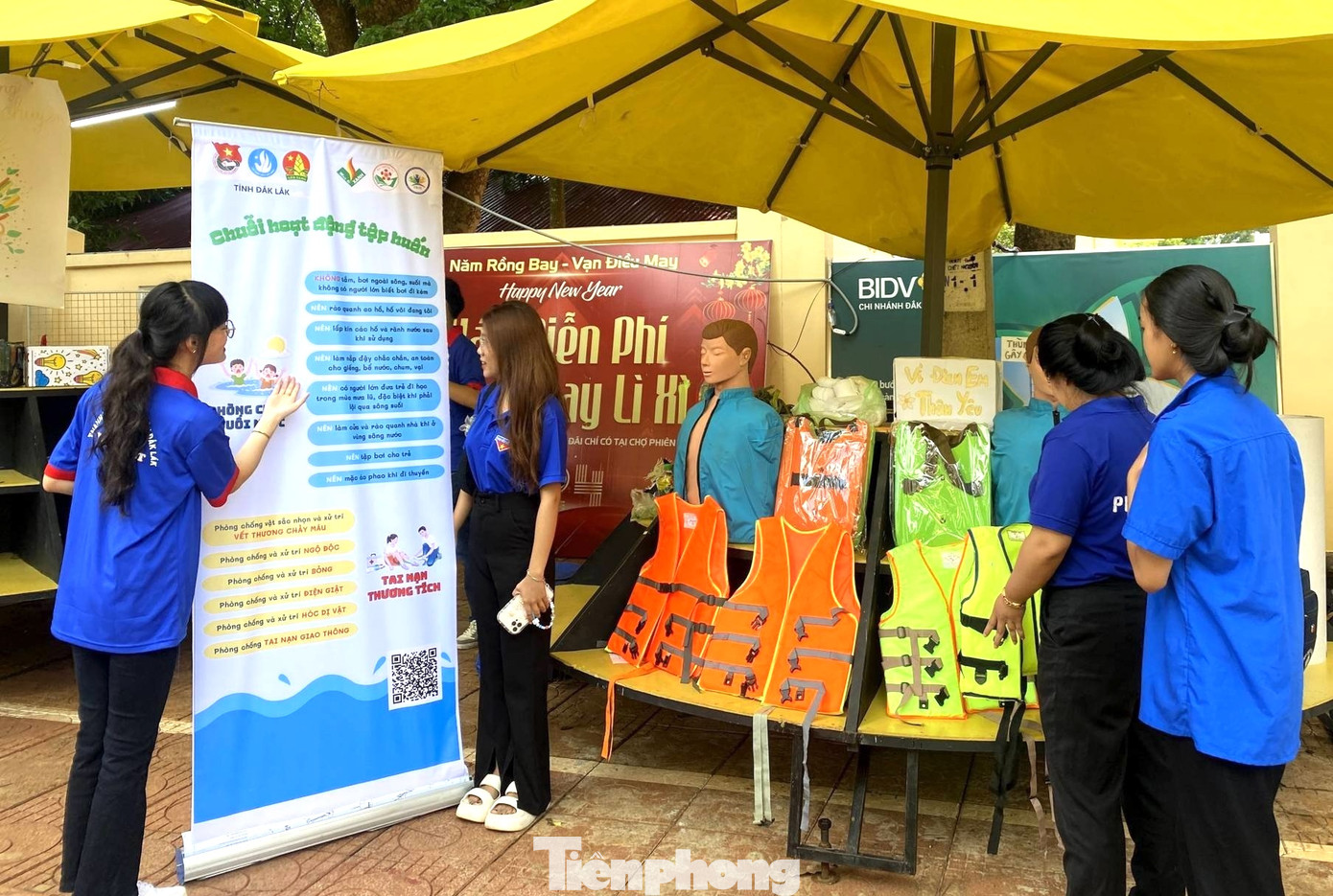 Đội hình chuyên “Vì đàn em thân yêu” đã có một gian hàng với chuyên đề “Phòng chống các tai nạn thương tích”. Thành viên của đội có thời gian thực hành kỹ năng như: Phòng tránh đuối nước; kỹ năng sơ cứu vết thương; phòng chống và xử trí hóc dị vật,...