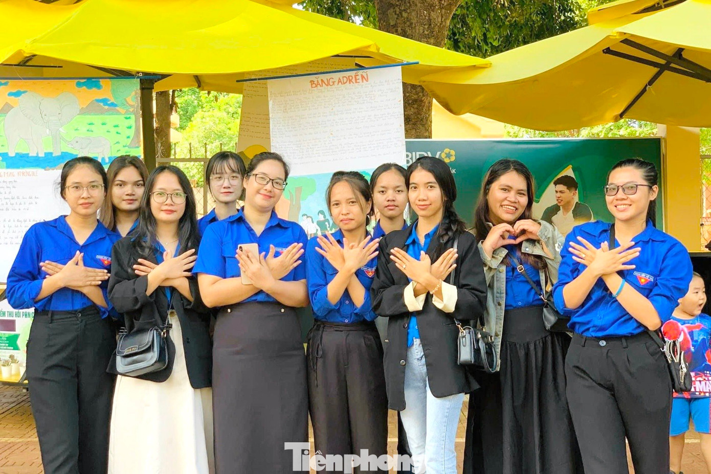 Các bạn học sinh, sinh viên tham gia phải vượt qua các câu hỏi, từ vựng thuộc nhiều lĩnh vực khác nhau như: Chuyển đổi số; Phòng tránh đuối nước, điện giật; Kiến thức về động vật hoang dã; Văn hóa các dân tộc Tây Nguyên,... để có thể mang về những phần quà siêu đáng yêu đến từ mỗi gian hàng.