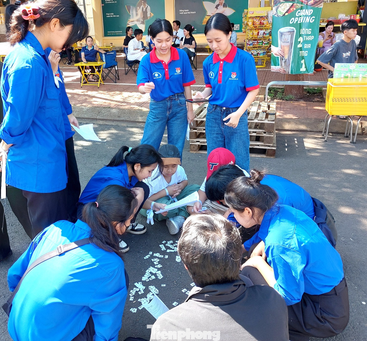 Ngoài ra, sân chơi ngoại ngữ “Bạn là người chiến thắng” thu hút hơn 50 học sinh, sinh viên đăng ký và được chia thành các đội, cùng nhau trải qua nhiều trạm trò chơi.