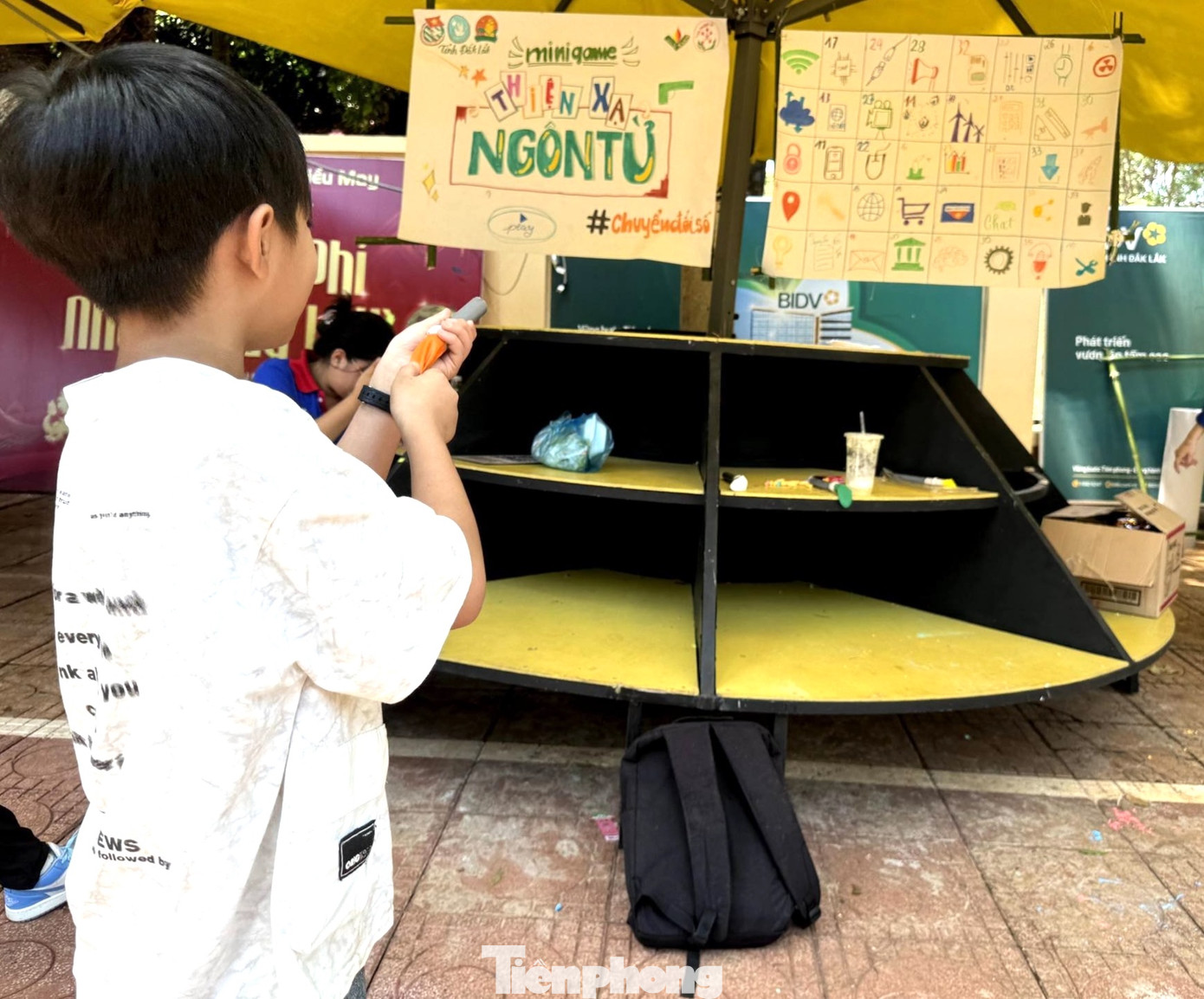 Đội hình này đã dựng gian hàng Minigame “Thiện xạ ngôn từ” để thử thách tài thiện xạ và khả năng vua tiếng Việt của người chơi với những từ khóa liên quan đến khoa học, công nghệ.