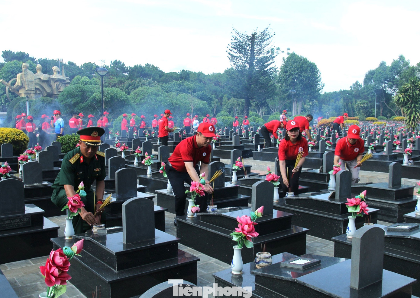 Các đại biểu viếng nghĩa trang liệt sĩ tỉnh