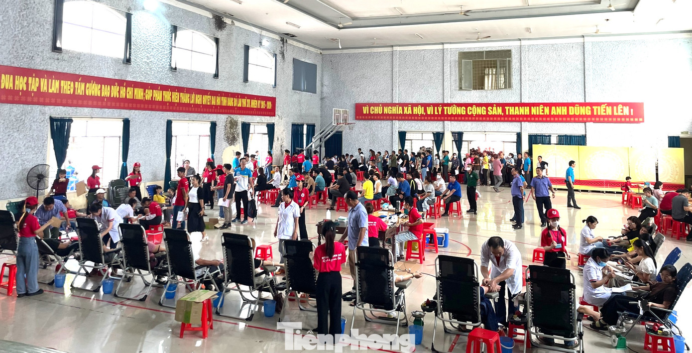 Tình nguyện viên tham gia hiến máu tại chương trình