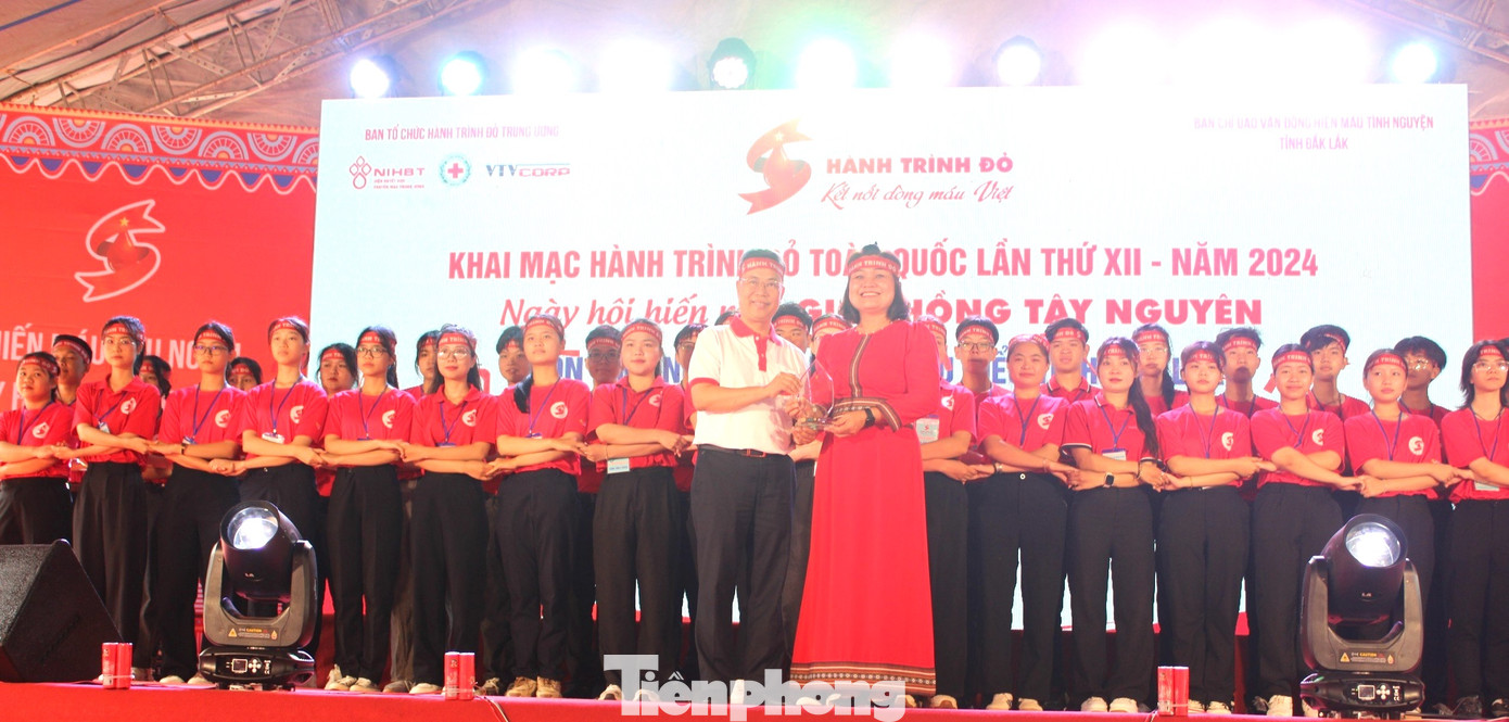 Viện trưởng Viện Huyết học – Truyền máu Trung ương, Trưởng Ban tổ chức Hành trình Đỏ năm 2024 tặng biểu trưng lưu niệm cho lãnh đạo tỉnh đắk lắk