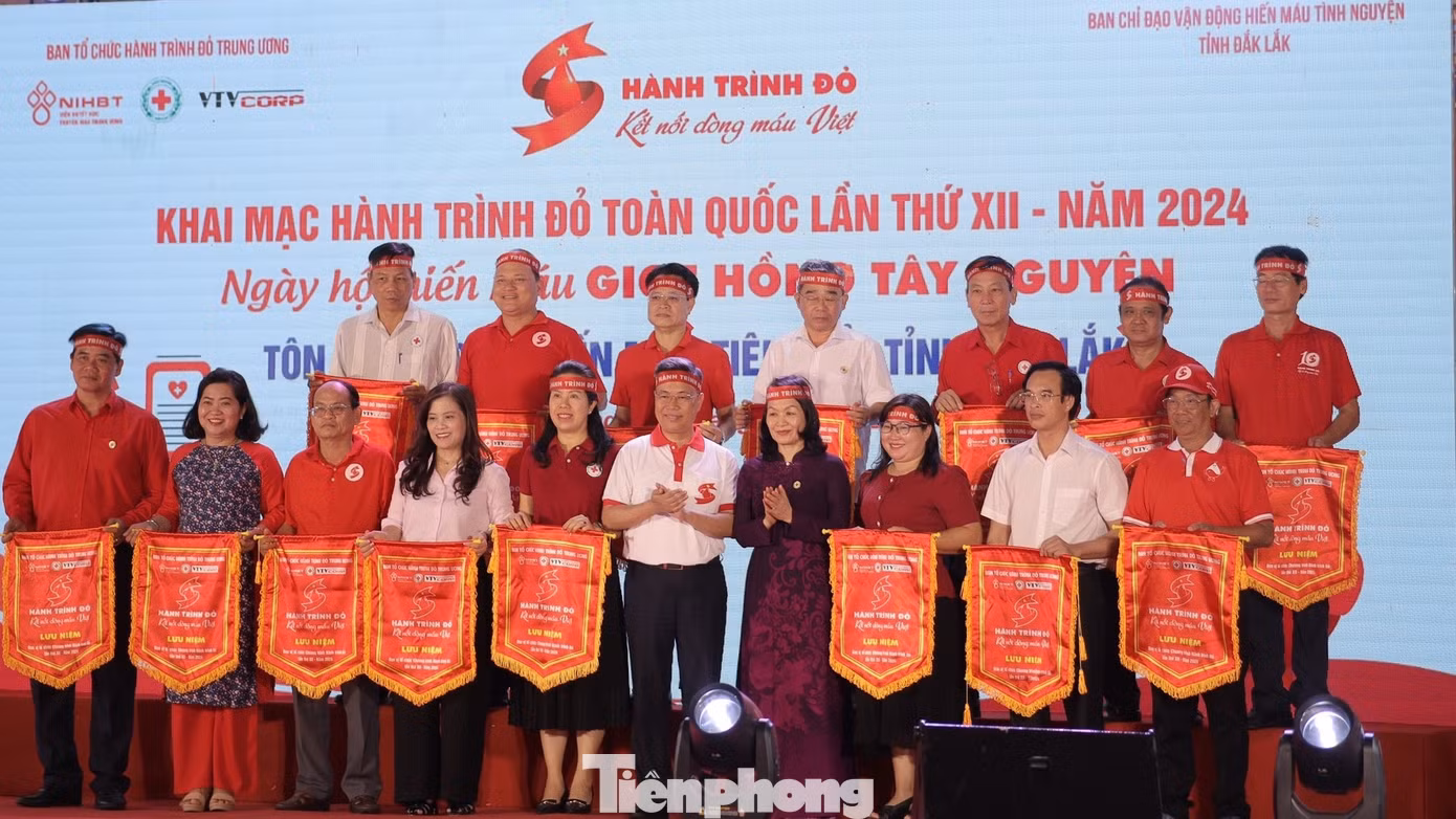Ban Chỉ đạo vận động hiến máu tình nguyện các tỉnh, thành phố tham gia nhận cờ lưu niệm của Ban tổ chức chương trình Hành trình Đỏ.