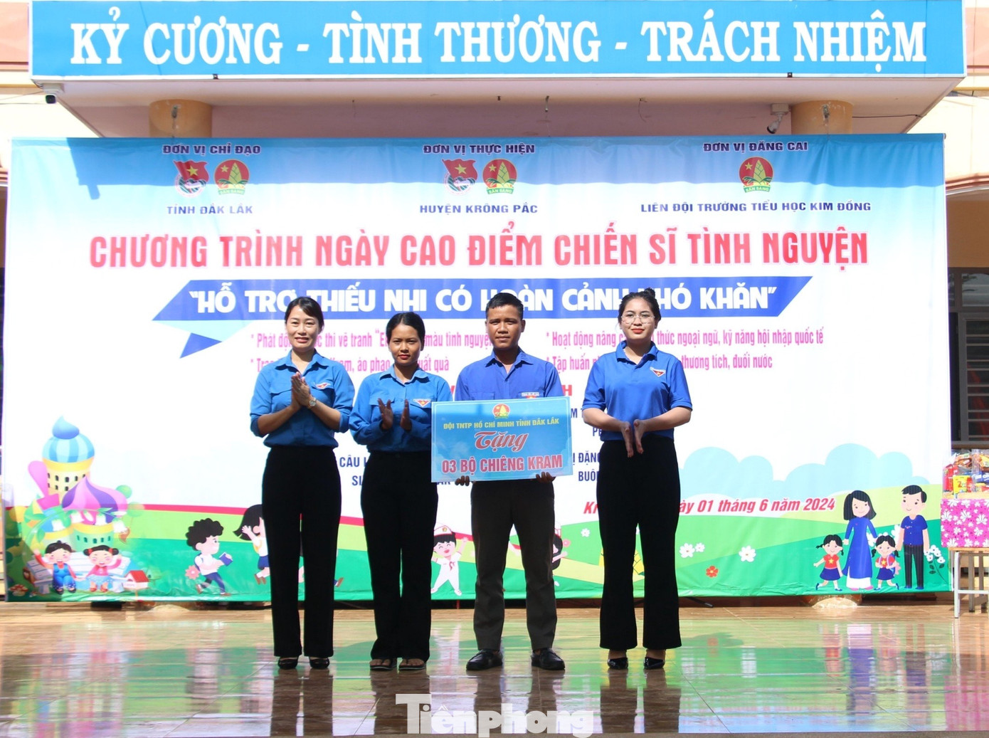 Đại diện lãnh đạo Tỉnh Đoàn Đắk Lắk trao bảng tượng trưng 3 bộ chiêng tre Đại diện lãnh đạo Tỉnh Đoàn Đắk Lắk trao bảng tượng trưng 3 bộ chiêng tre