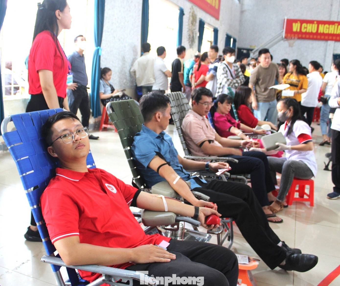 Tình nguyện viên tham gia hiến máu tại ngày hội "Giọt hồng Tây Nguyên".