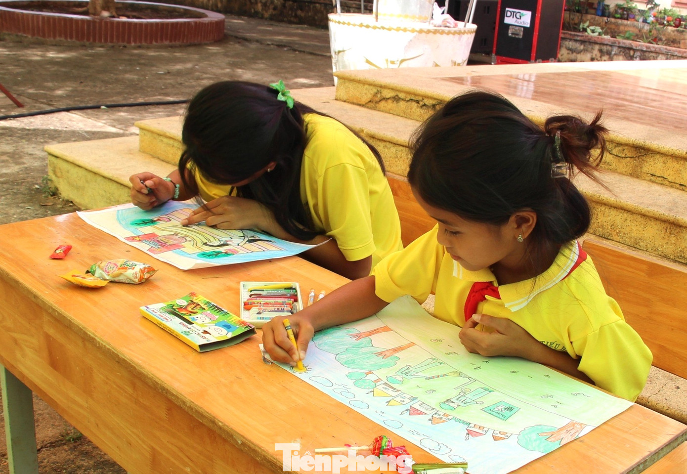 Học sinh tham gia vẽ tranh "Em vẽ sắc màu tình nguyện" Học sinh tham gia vẽ tranh "Em vẽ sắc màu tình nguyện"