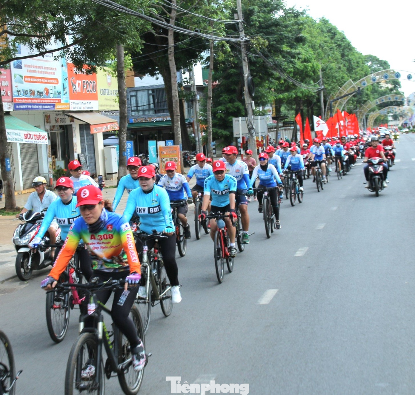 Hàng trăm người thuộc các lực lượng trên địa bàn tỉnh Đắk Lắk tham gia diễu hành, cổ động hiến máu, trước giờ khai mạc