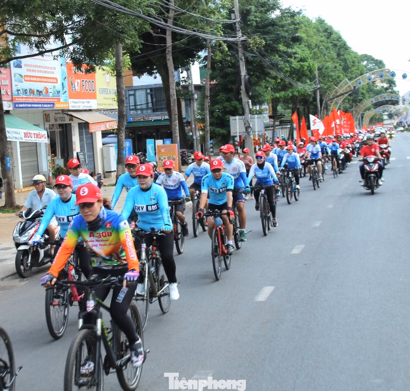 Hàng trăm người thuộc các lực lượng trên địa bàn tỉnh Đắk Lắk tham gia diễu hành, cổ động hiến máu, trước giờ khai mạc
