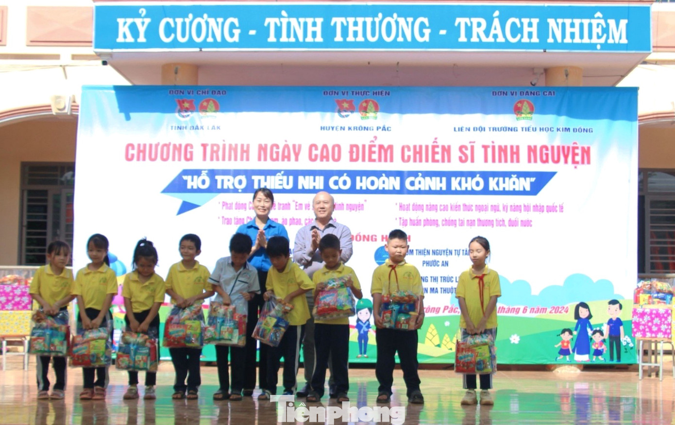 Các em học sinh khó khăn được nhận quà Các em học sinh khó khăn được nhận quà