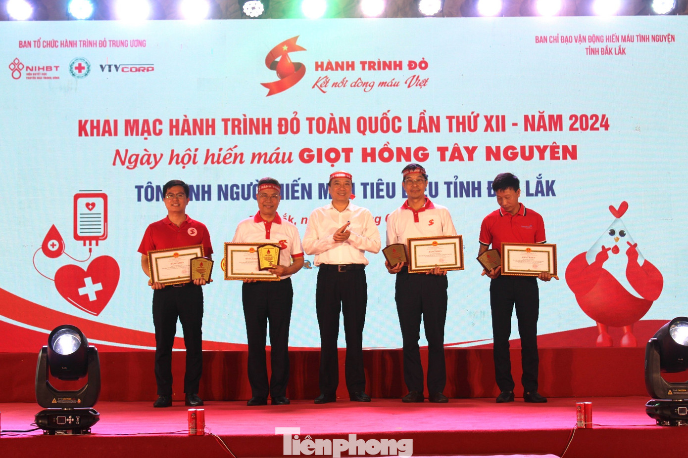 Chủ tịch UBND tỉnh Phạm Ngọc Nghị tặng Bằng khen cho các cá nhân có thành tích trong công tác hiến máu của tỉnh giai đoạn 2014-2024.