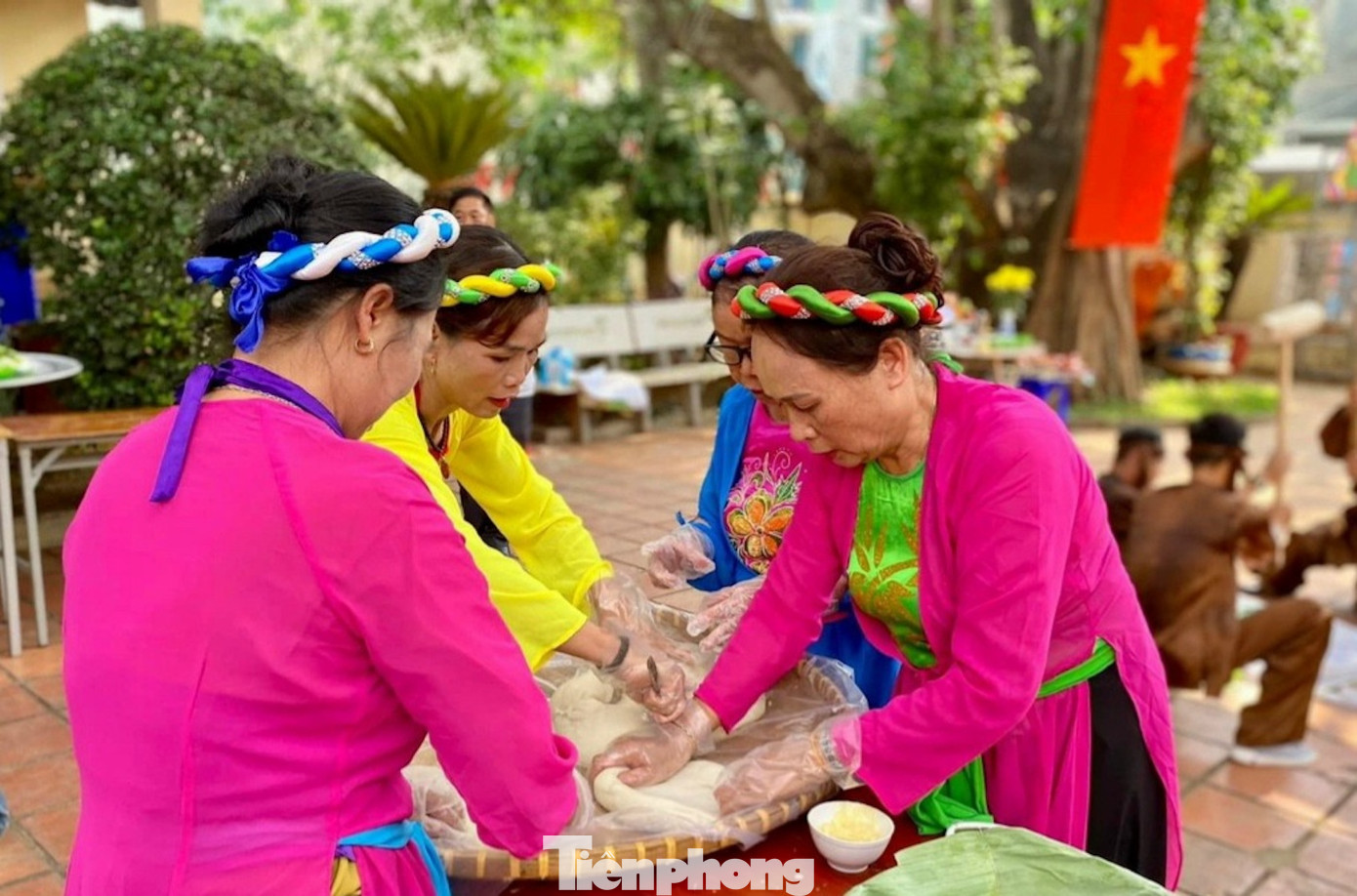 Các nghệ nhân giã bánh giầy. Các nghệ nhân giã bánh giầy.