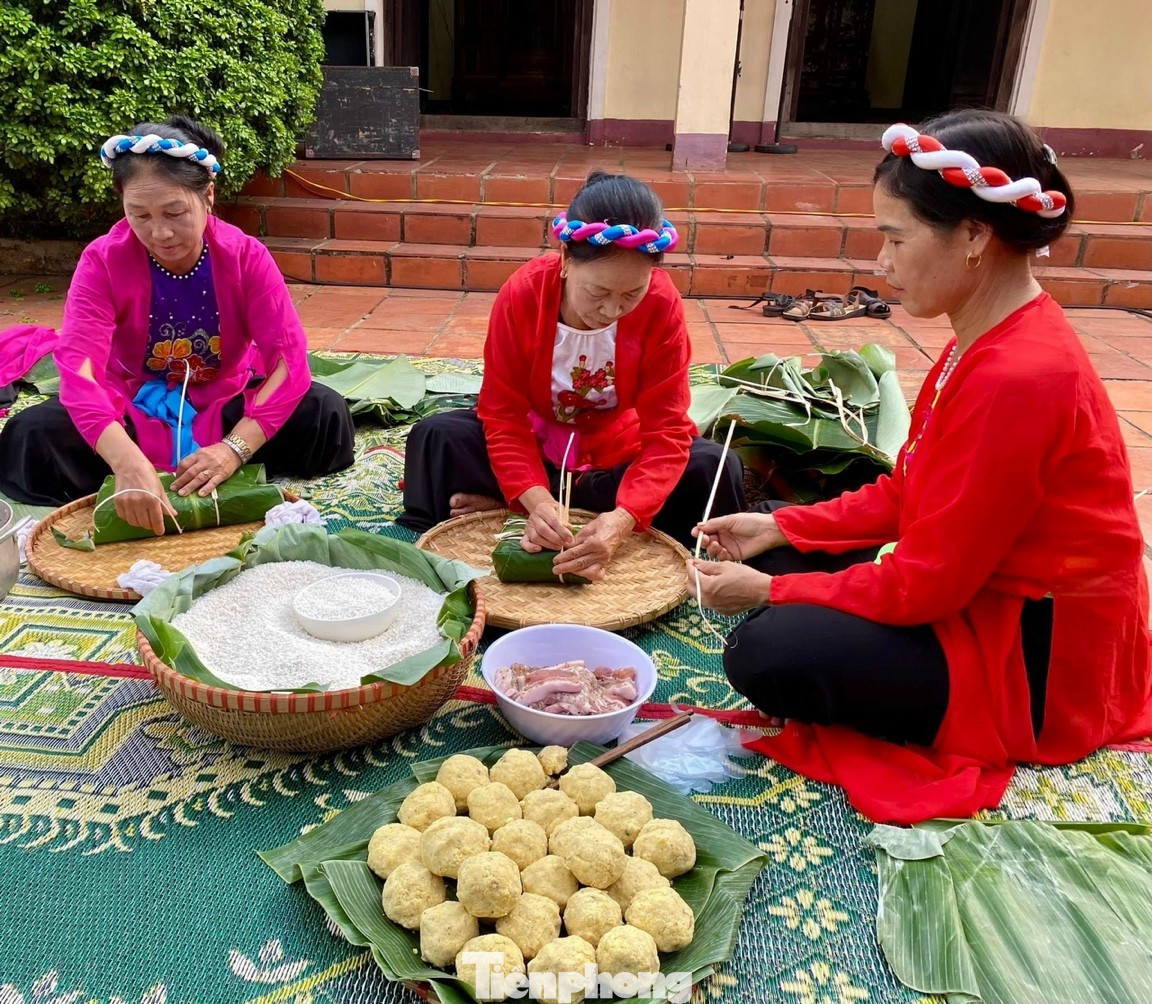 Hoạt động gói bánh chưng tại Đình Lạc Giao. Hoạt động gói bánh chưng tại Đình Lạc Giao.
