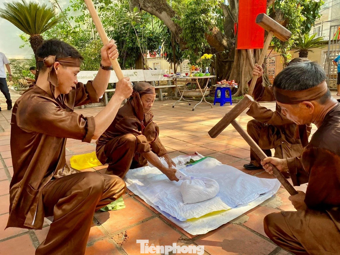 Các nghệ nhân giã bánh giầy. Các nghệ nhân giã bánh giầy.