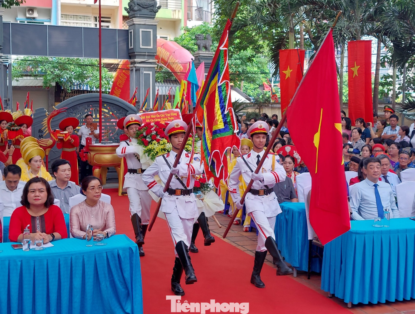 Dâng lễ vật, dâng hương, hoa tưởng niệm các Vua Hùng. Dâng lễ vật, dâng hương, hoa tưởng niệm các Vua Hùng.
