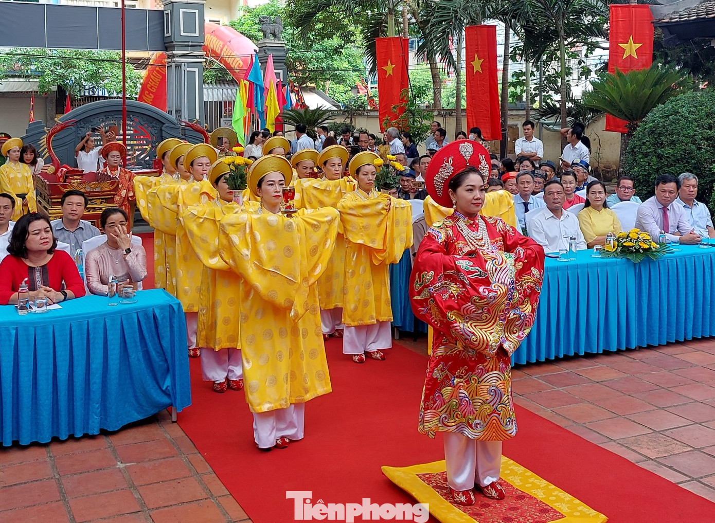 Đội tế nữ thực hiện nghi thức dâng hương, hoa lễ Tổ. Đội tế nữ thực hiện nghi thức dâng hương, hoa lễ Tổ.